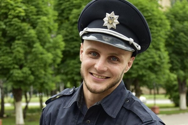 Не понравились фигуры: в Одессе полицейский унижал девушек на пляже