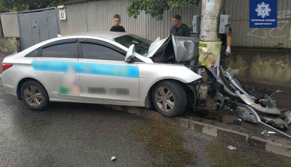 Рано утром в Одессе автомобиль врезался в столб: пострадали 4 человека. Фото