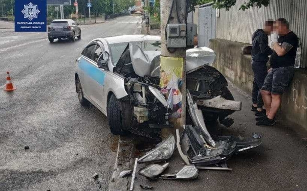 Рано утром в Одессе автомобиль врезался в столб: пострадали 4 человека. Фото