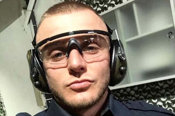 Не понравились фигуры: в Одессе полицейский унижал девушек на пляже