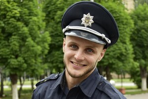 Не понравились фигуры: в Одессе полицейский унижал девушек на пляже