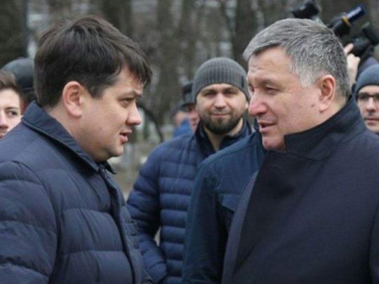 Аваков і Разумков відмовилися голосувати за санкції проти олігархів Фірташа і Фукса через особисті інтереси, — експерт