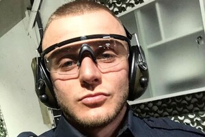 Не понравились фигуры: в Одессе полицейский унижал девушек на пляже