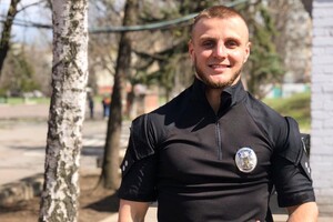 Не понравились фигуры: в Одессе полицейский унижал девушек на пляже