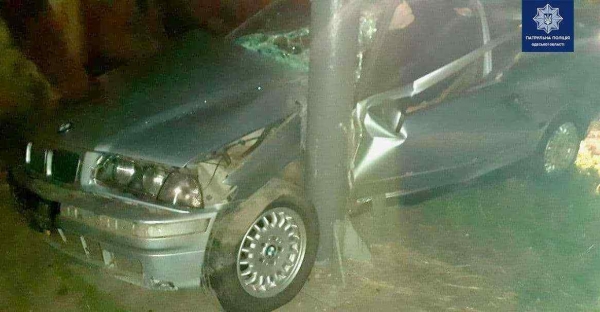 На Балковской пьяный водитель на BMW не справился с управлением и врезался в столб. Фото