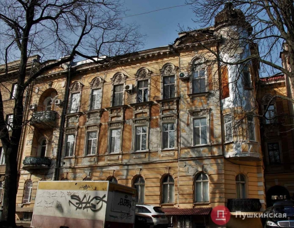 Одесситы просят мэрию отреставрировать фасад памятника архитектуры на Маразлиевской: что им ответили