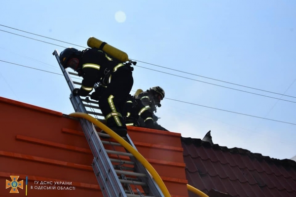 В Одессе сгорели 3 магазина: пожар тушили почти час. Фото