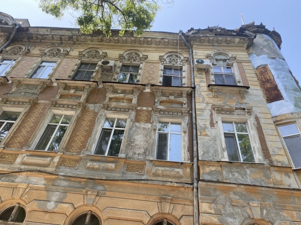 Одесситы просят мэрию отреставрировать фасад памятника архитектуры на Маразлиевской: что им ответили