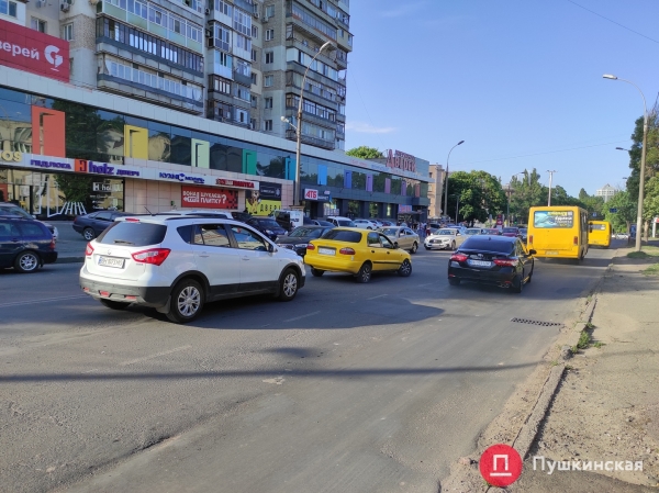 На Краснова образовалась пробка из-за брошенного посреди дороги автомобиля. Фото