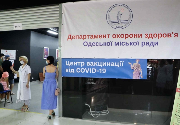 За выходные в Одессе прививку от коронавируса получили 8810 человек