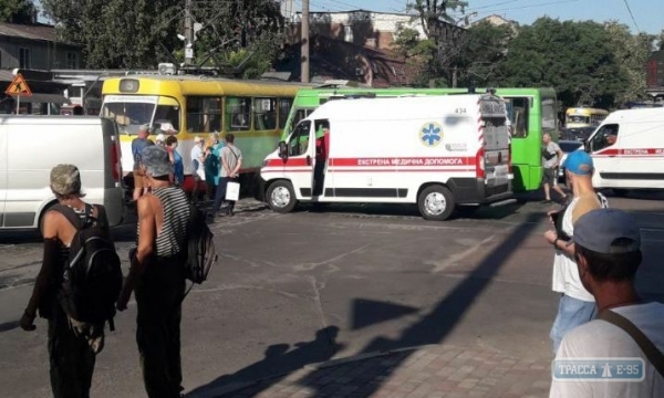 ДТП у Привоза: водителю маршрутки стало плохо за рулём