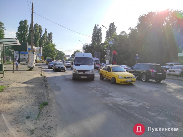 На Краснова образовалась пробка из-за брошенного посреди дороги автомобиля. Фото