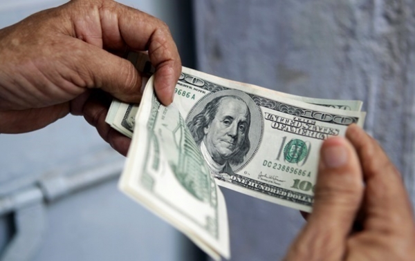 Украинцы увеличивают продажу валюты