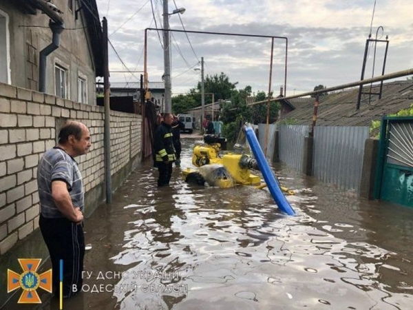 Вода по колено: в Одессе мощный ливень затопил улицы