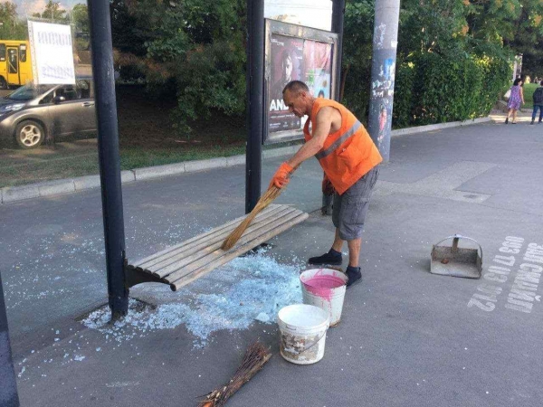 В Одессе неизвестные разбили стеклянную остановку. Фото
