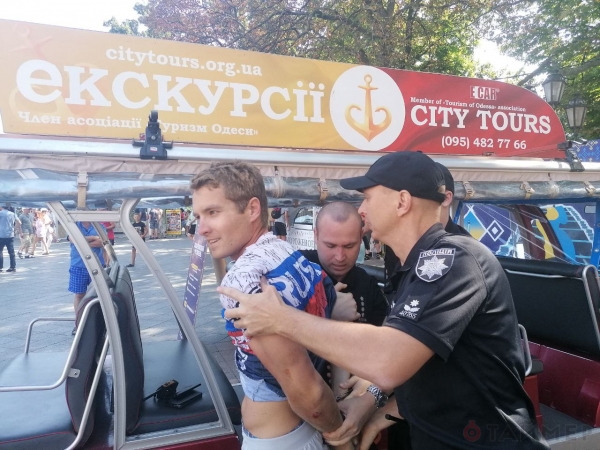 В центре Одессы повязали американца в футболке с надписью Russia