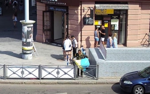В Одессе мужчина пытался похитить флаг Украины