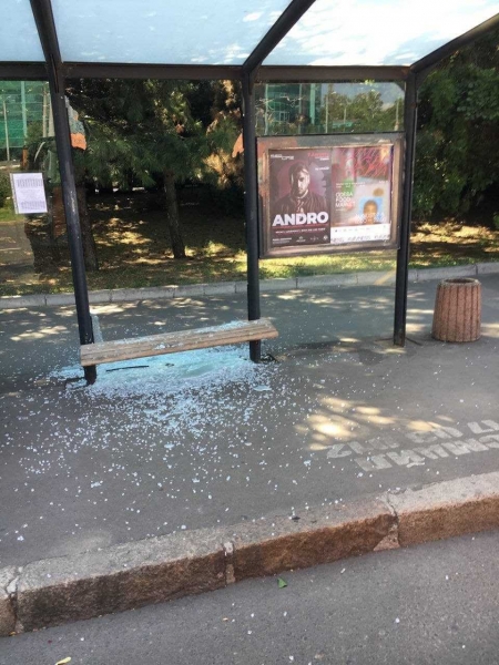 В Одессе неизвестные разбили стеклянную остановку. Фото