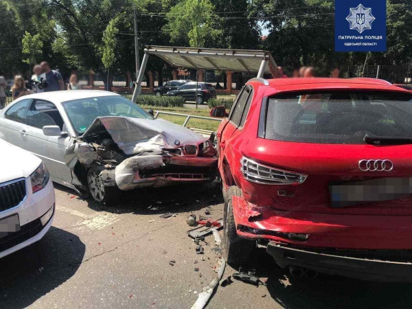На 4-й станции Фонтана произошло ДТП: BMW ударило 3 авто и почти снесло остановку. Фото
