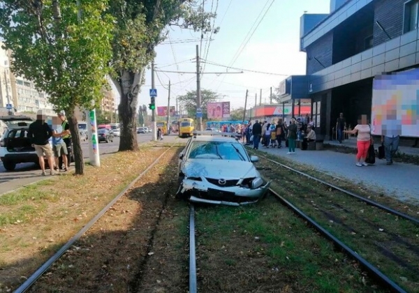 В Лузановке столкнулись два авто: женщина и двое детей получили травмы