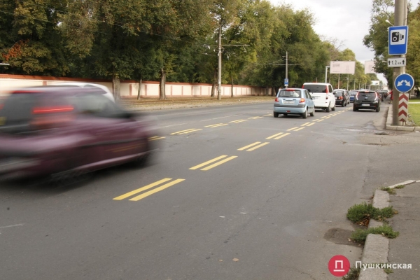 На Люстдорфской дороге появилась, но пока не заработала «реверсивная» разметка. Фото