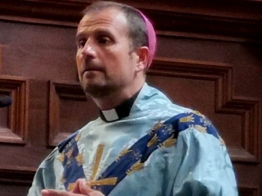 Іспанський єпископ зрікся сану, закохавшись у письменницю еротичних романів