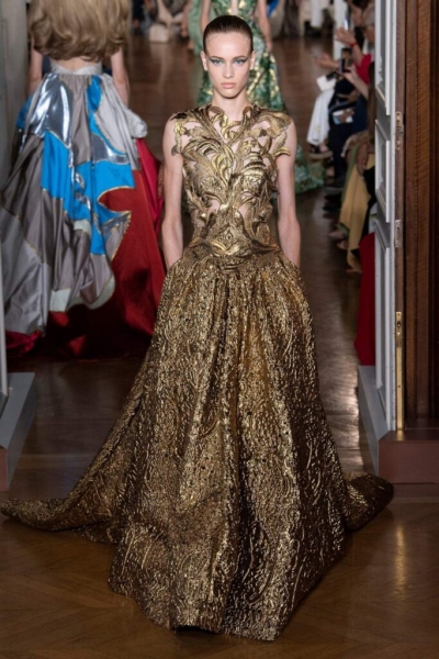 Анджелина Джоли позировала в золотом платье Valentino