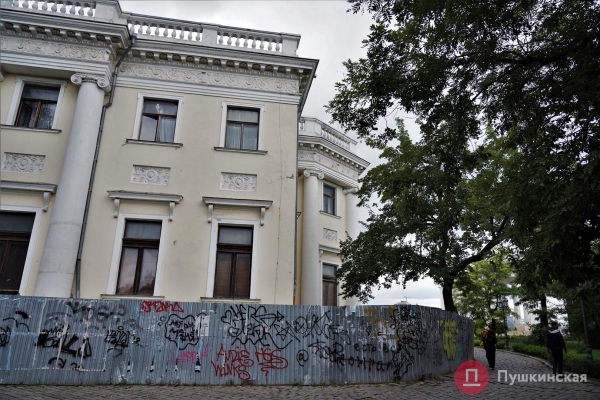 Разваливающийся Воронцовский дворец: печальная «внешность» и надежда на ремонт. Фото