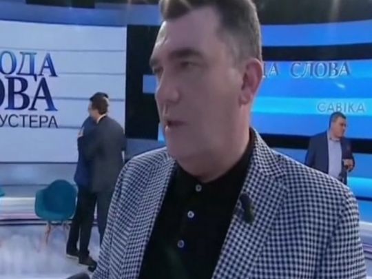 Радник Єрмака Арестович та «опозиційний» політик Мураєв обіймаються під час рекламної паузи на ток-шоу (відео)