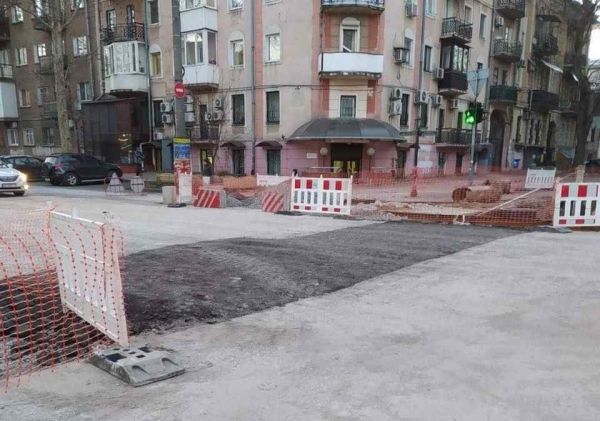 Пробок станет меньше: водоканал закончил раскопки на перекрестке Большой Арнаутской и Осипова