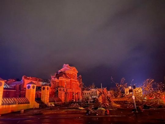 Рахунок жертв йде на десятки: найпотужніший за 100 років торнадо вдарив по п'яти американських штатах