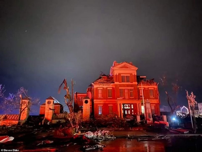Рахунок жертв йде на десятки: найпотужніший за 100 років торнадо вдарив по п'яти американських штатах