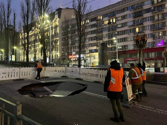 У центрі Києва провалився асфальт на проїжджій частині: відео, причина та як працює громадський транспорт