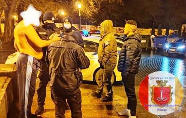 1 января по центру Одессы разгуливал полуголый босой мужик с ружьём