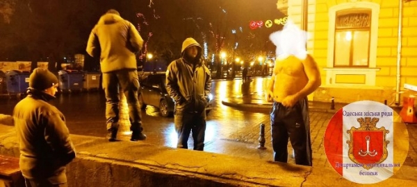 1 января по центру Одессы разгуливал полуголый босой мужик с ружьём