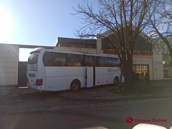У водителя автобуса, врезавшегося в здание на Молдаванке, случился инсульт