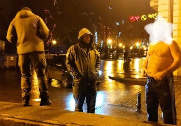 Босой и опасный: в центре Одессы полуголый мужчина разгуливал с ружьем