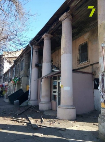 Возле Нового базара рухнул карниз — чудом никого не убило 