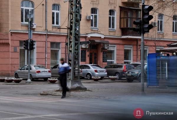 Снесенные BMW светофоры в центре Одессы скоро починят: кто за это заплатит — непонятно. Фото