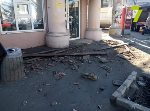 Возле Нового базара рухнул карниз — чудом никого не убило 