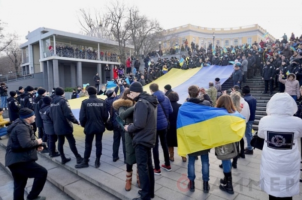 На Потёмкинской лестнице и Воронцовском маяке развернули флаги Украины