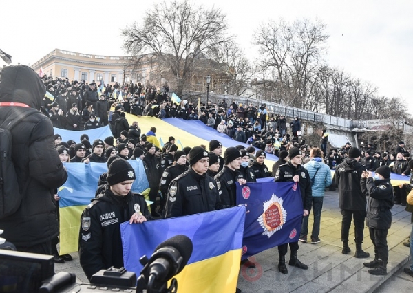 На Потёмкинской лестнице и Воронцовском маяке развернули флаги Украины