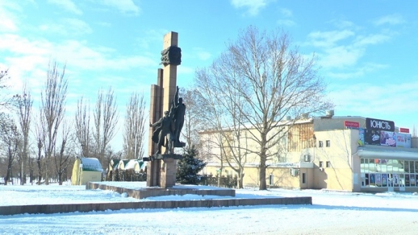 С памятника комсомолу в Николаеве сняли лицо Ленина