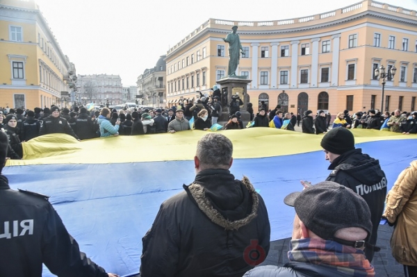 На Потёмкинской лестнице и Воронцовском маяке развернули флаги Украины