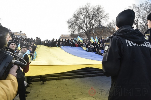 На Потёмкинской лестнице и Воронцовском маяке развернули флаги Украины