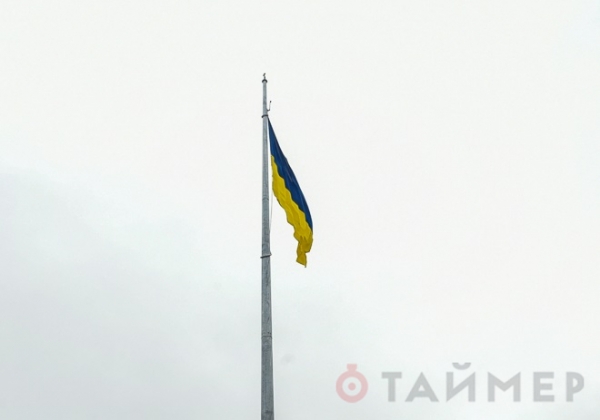 Возле аэропорта Одессы подняли большой флаг Украины