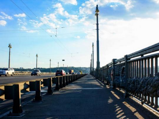 Вогонь на ураження: у Києві закрито рух мостами через Дніпро