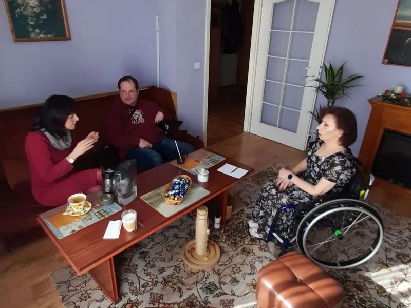 «Ми плачемо разом з вами»: волонтерка на візку з Польщі допомагає українським біженцям