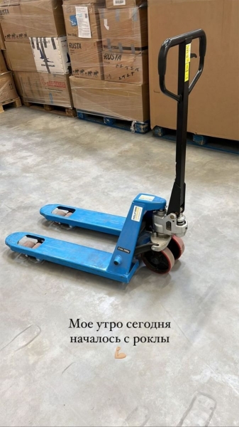 Ранок починається з «рокли»: Віра Брежнєва показала, як завантажує фури з гуманітаркою у Польщі (відео)