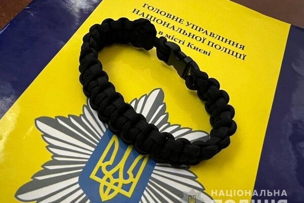 10-летняя девочка из Одессы плетет тактические браслеты для защитников Украины